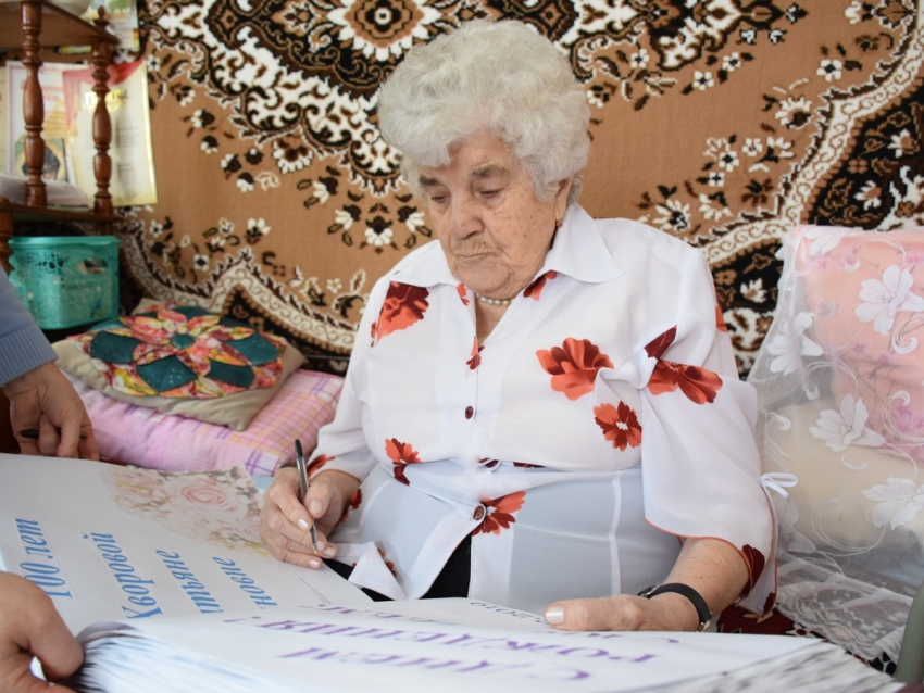 "В семье все были долгожители, а я всех обскакала» 100 лет отметила тамбовчанка Татьяна Хворова 