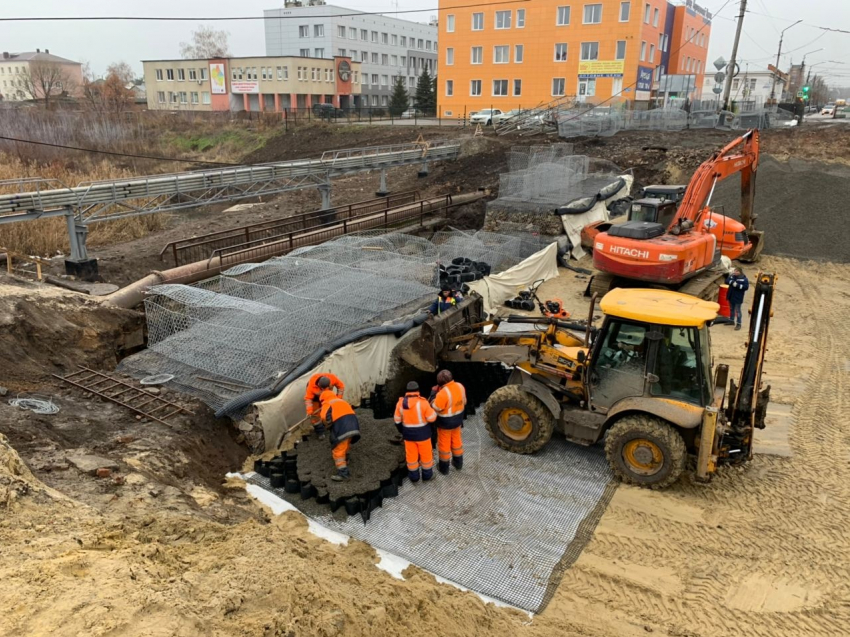 На Базарной приступили к укладке дорожного покрытия над мостом