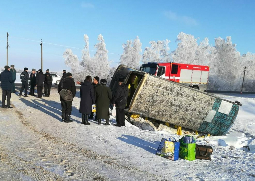 Междугородний автобус перевернулся на трассе в Тамбовском районе. Двое в больнице 