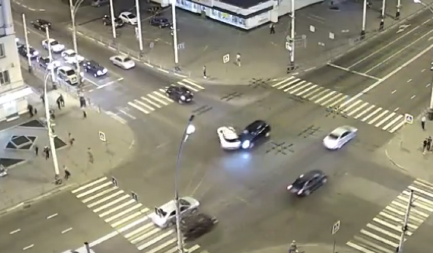 Новая авария на старом месте: видео ДТП на Чичканова появилось в сети