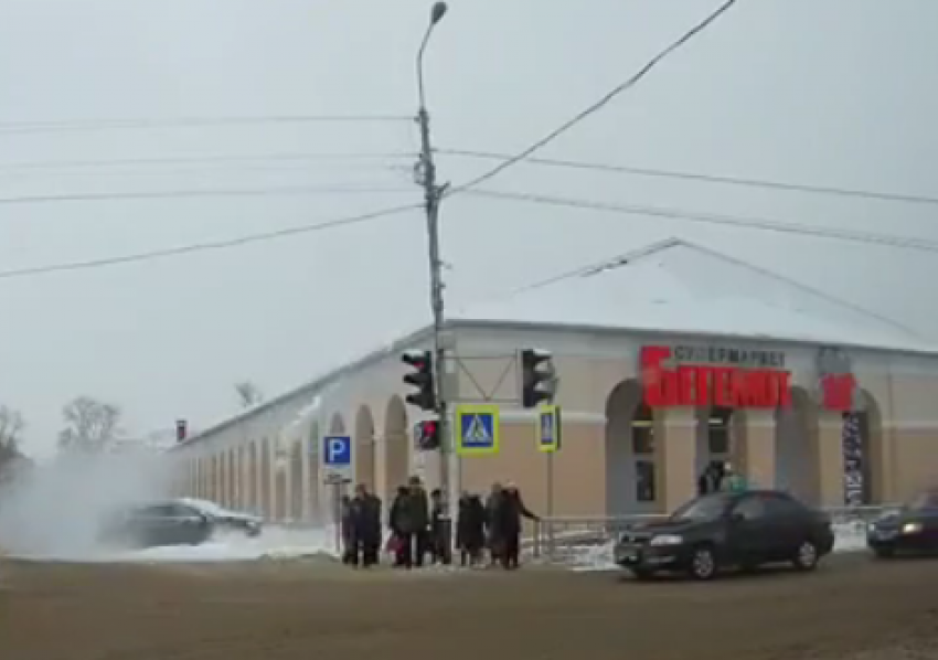 Очевидцы сняли на видео сход снежной лавины с крыши супермаркета в Моршанске