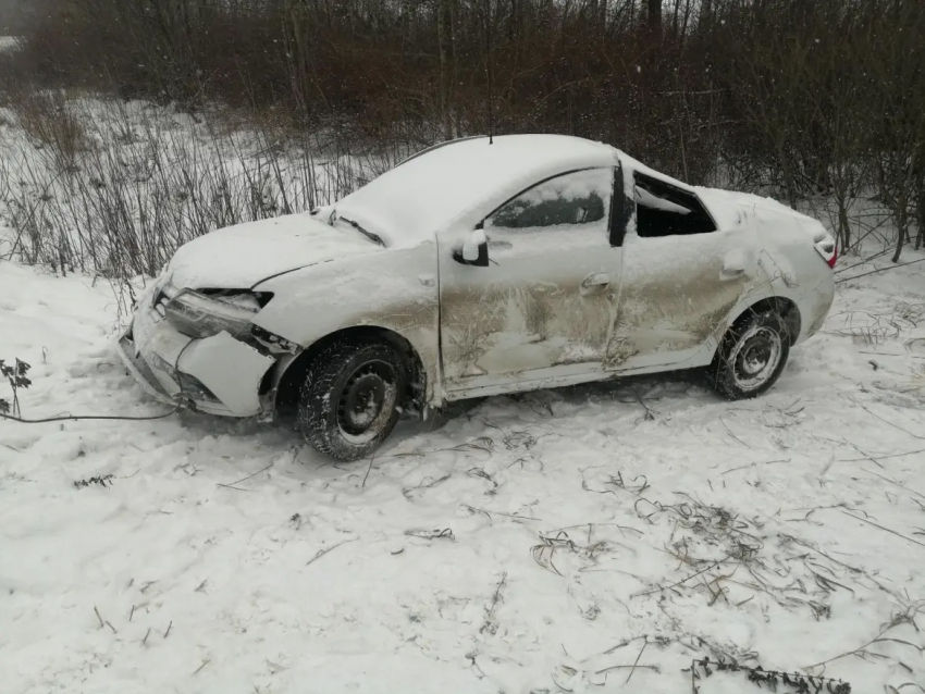 Под Моршанском автомобиль из-за снегопада вылетел с трассы: пострадал подросток, водитель погиб