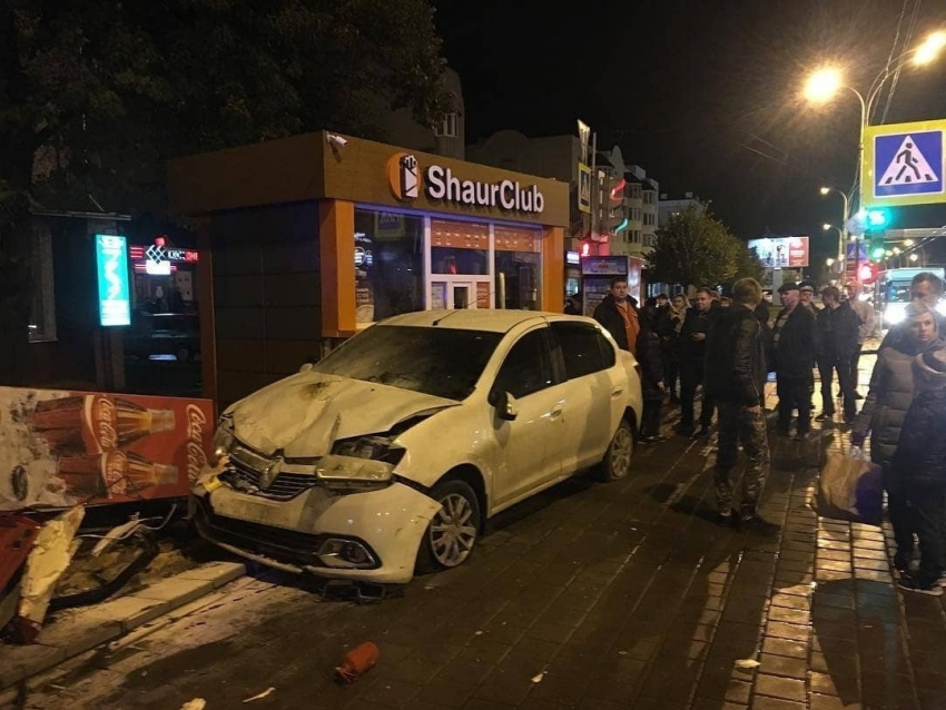 Автоледи на «Рено» сбила пешехода на тротуаре и подвинула ларек