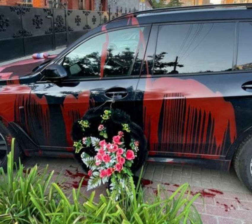 Неизвестные облили краской автомобиль депутата Жалнина и поставили рядом с ним похоронный венок