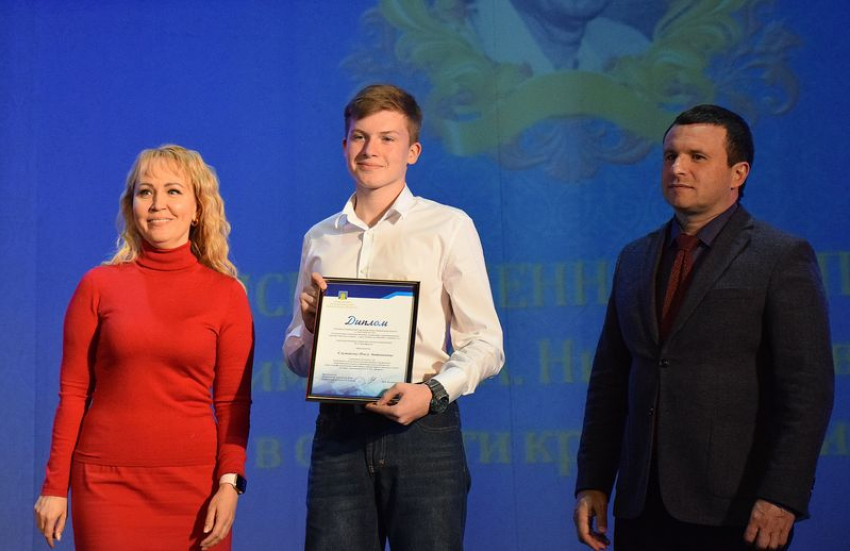 В Тамбове лучших школьников и студентов наградили именными стипендиями