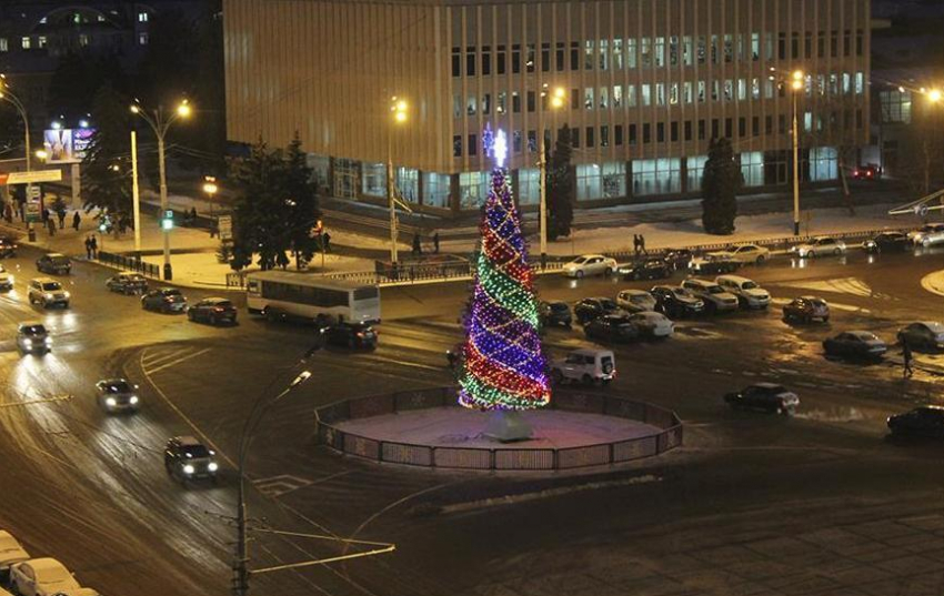 В Тамбове на главной площади города украсили новогоднюю елку