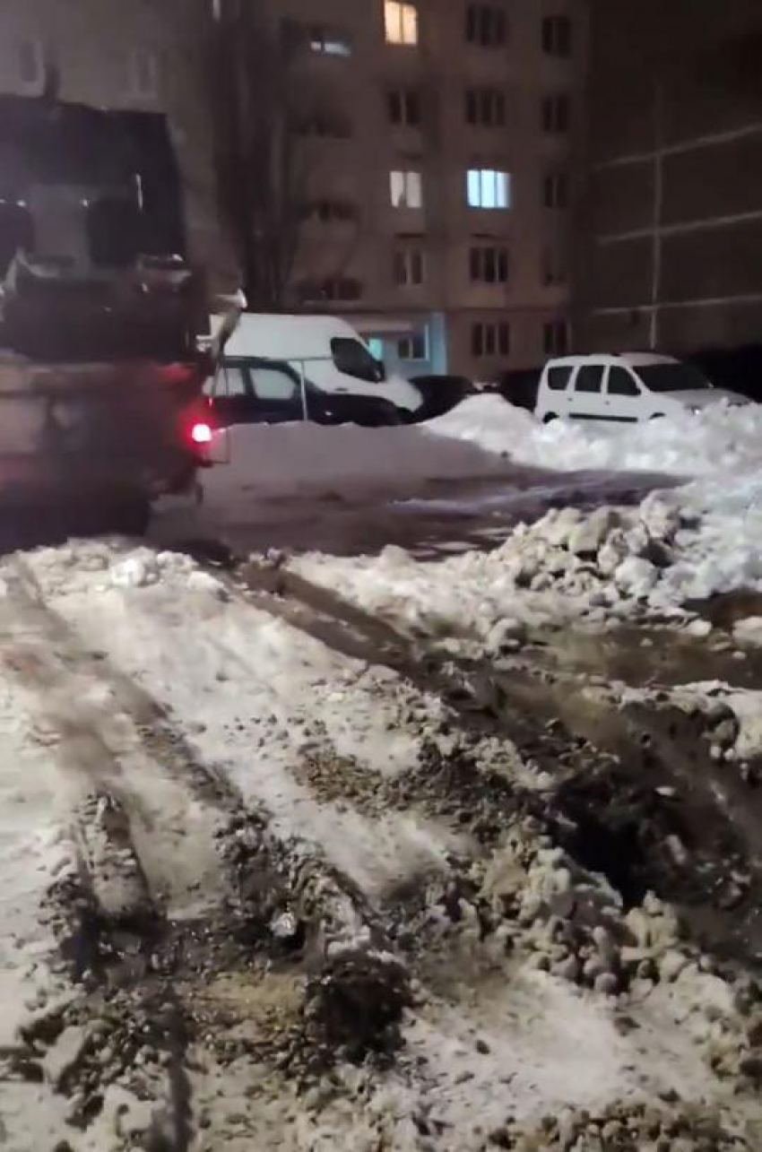 Вывоз мусора в непогоду: регоператор по работе с ТКО просит тамбовчан помочь спецтехнике проехать