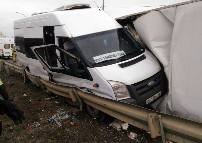 В ДТП при столкновении фуры и микроавтобуса «Тамбов-Тула» погибла женщина