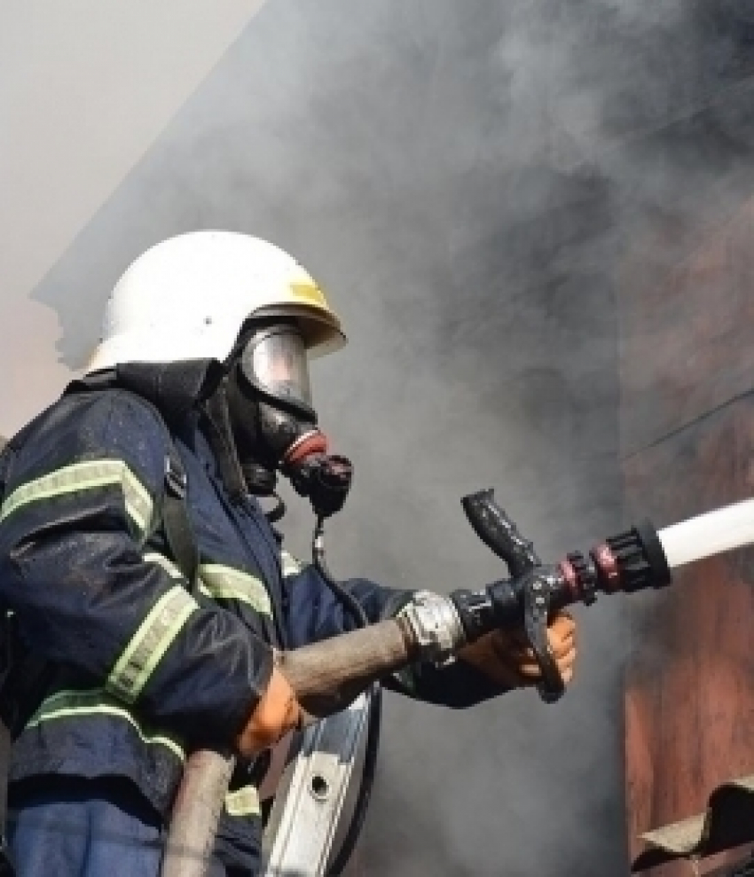 Спасти двух подростков и их родителей смогли тамбовские пожарные из горящего дома 