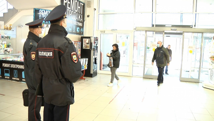 Полицейские проверили соблюдение масочного режима в гипермаркете «Магнит»
