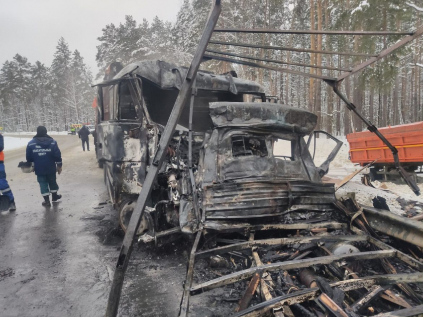 На тамбовском «Северном обходе» произошло серьёзное ДТП: два грузовика сгорели, есть погибшие 