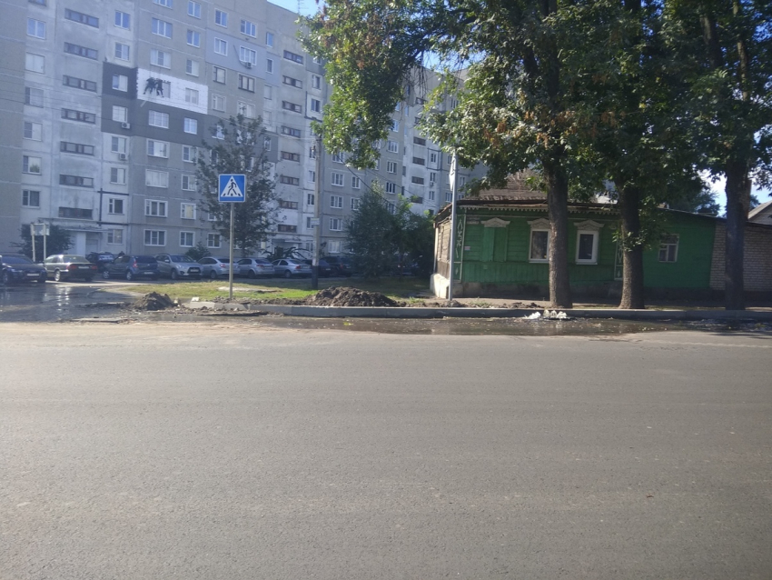Потоки канализации выливаются из колодца на углу Мичуринской и Рабочей