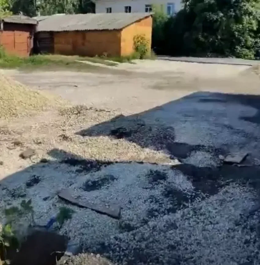 В Мичуринске при благоустройстве двора щебнем засыпали канализационный колодец