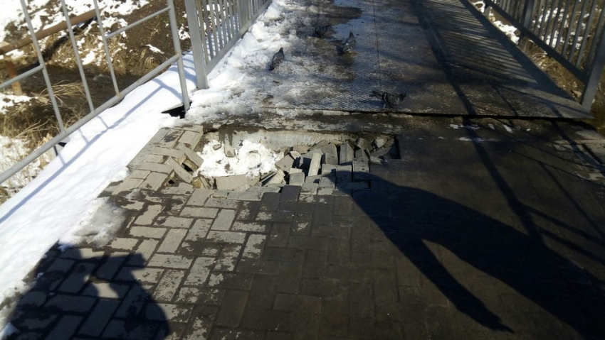 Отремонтированный год назад мост через Жигалку обвалился снова
