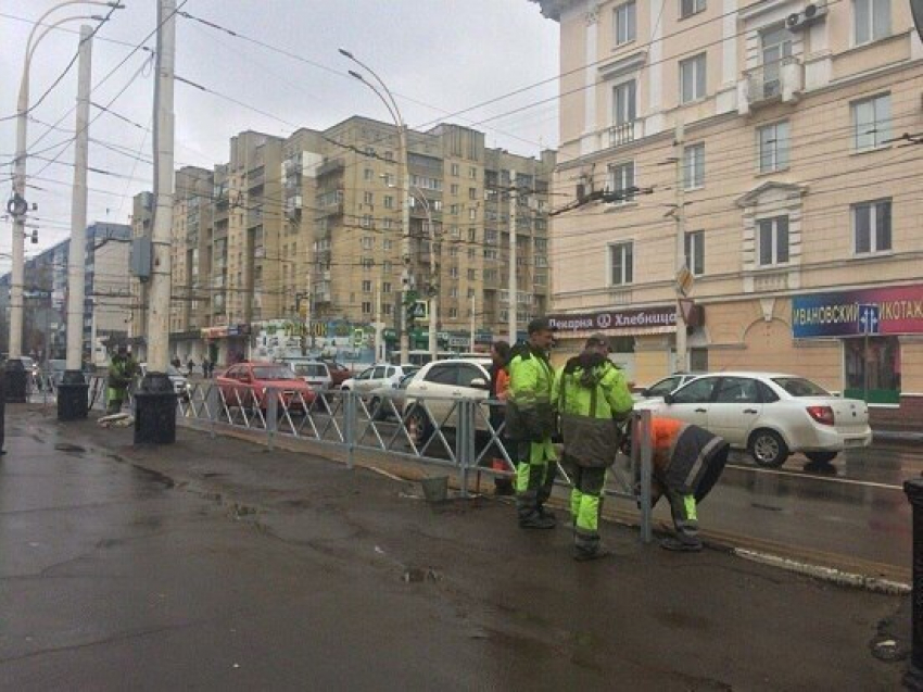 На перекрестке улиц Чичканова и Советская начали устанавливать ограждения