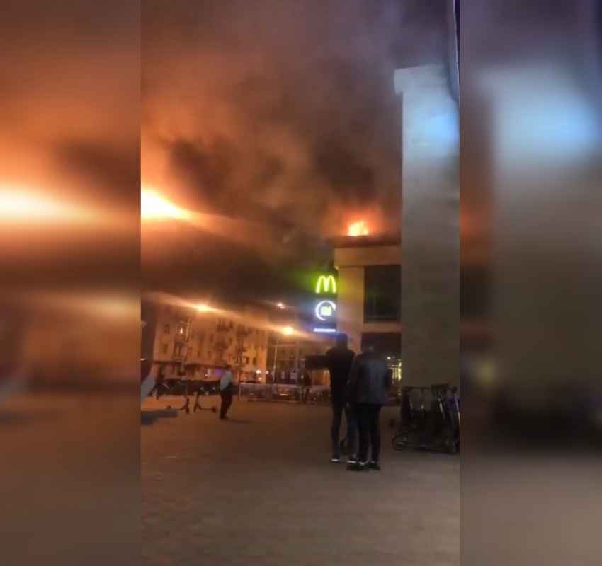 Ночью в Тамбове в ТРЦ «Рио» загорелось кафе на крыше