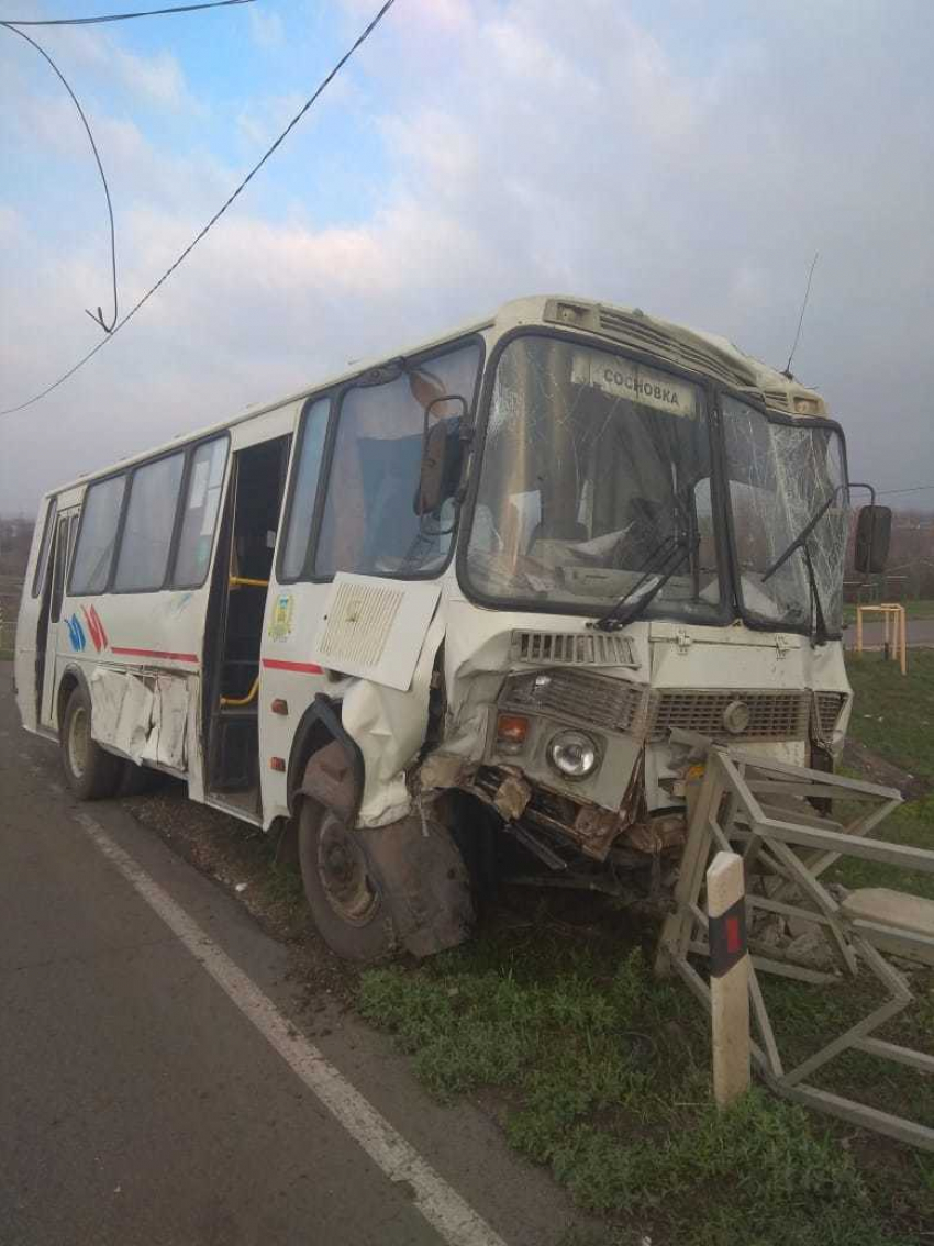 В Тамбовской области пассажирский автобус врезался в трактор