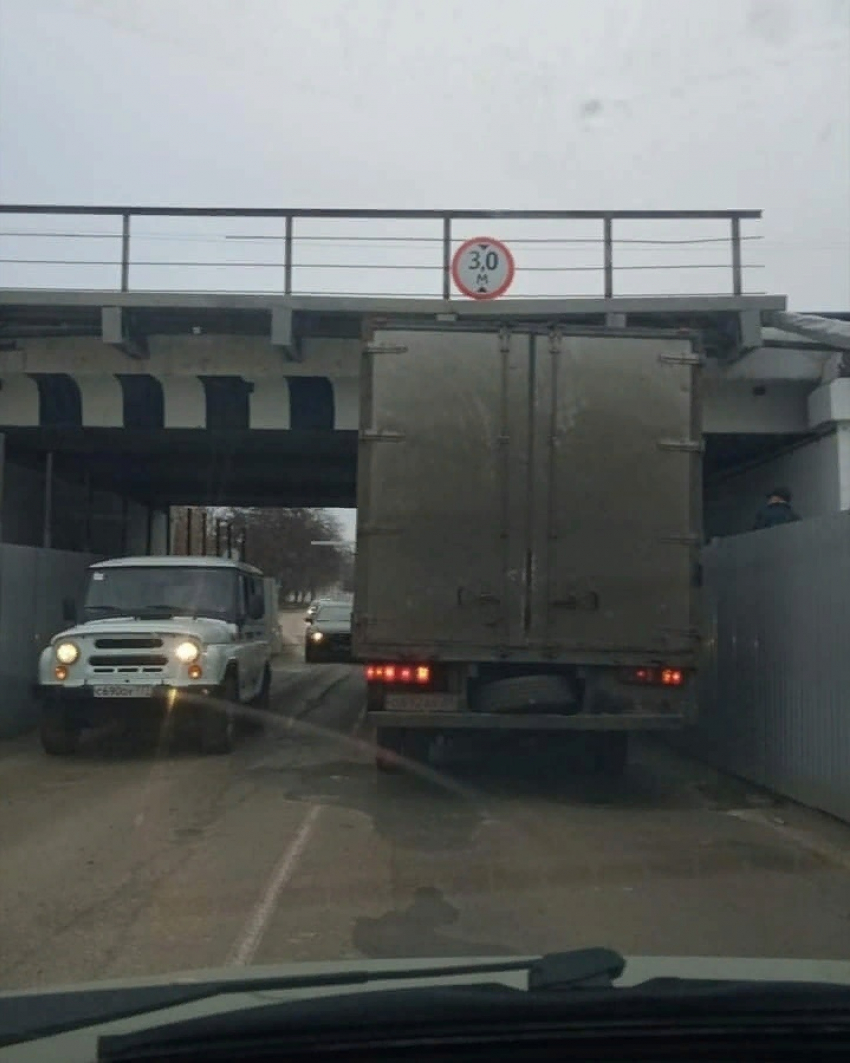 Отсчёт пошёл: первый грузовик застрял под отремонтированным мостом в Тамбове