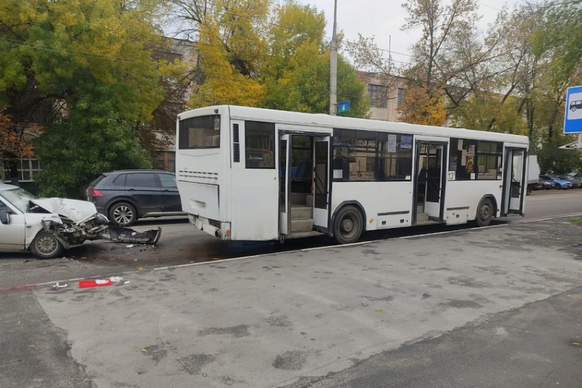 В Тамбове «Приора» протаранила стоящий на остановке автобус