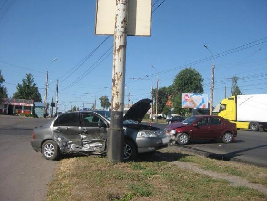«Toyota» врезалась в легковушку с двумя детьми на юге Тамбова 