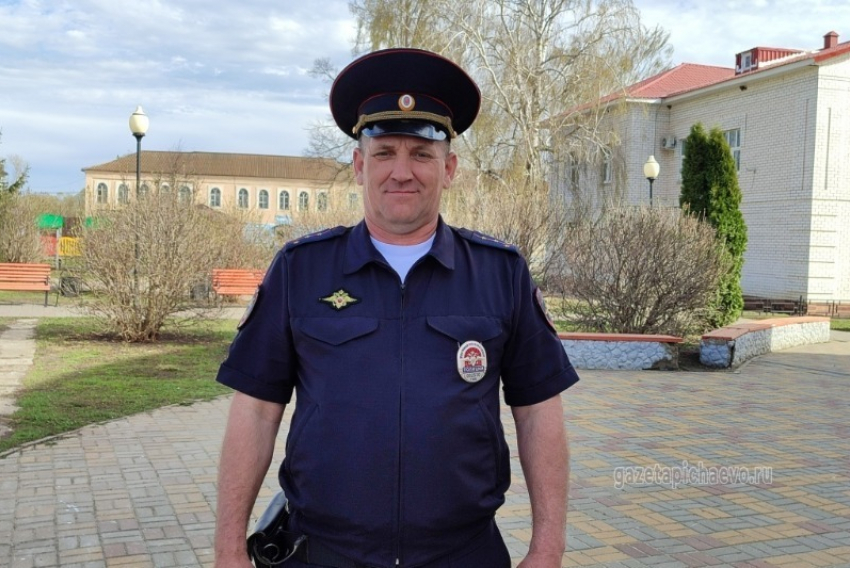 Полицейский спас инвалида из горящего дома в Пичаевском округе