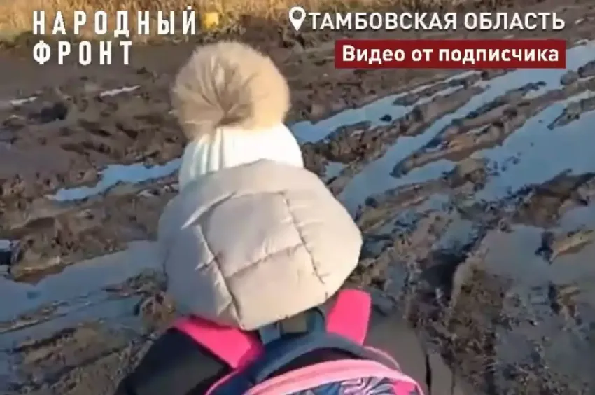 Школьники посёлка Комсомолец десять лет ходят на уроки в темноте и по грязи