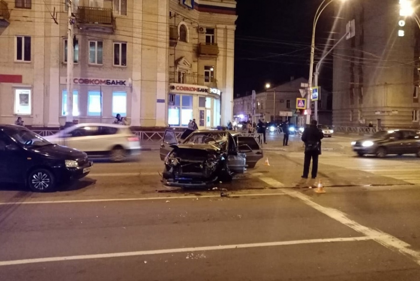 В центре Тамбова столкнулись четыре автомобиля: два человека пострадали