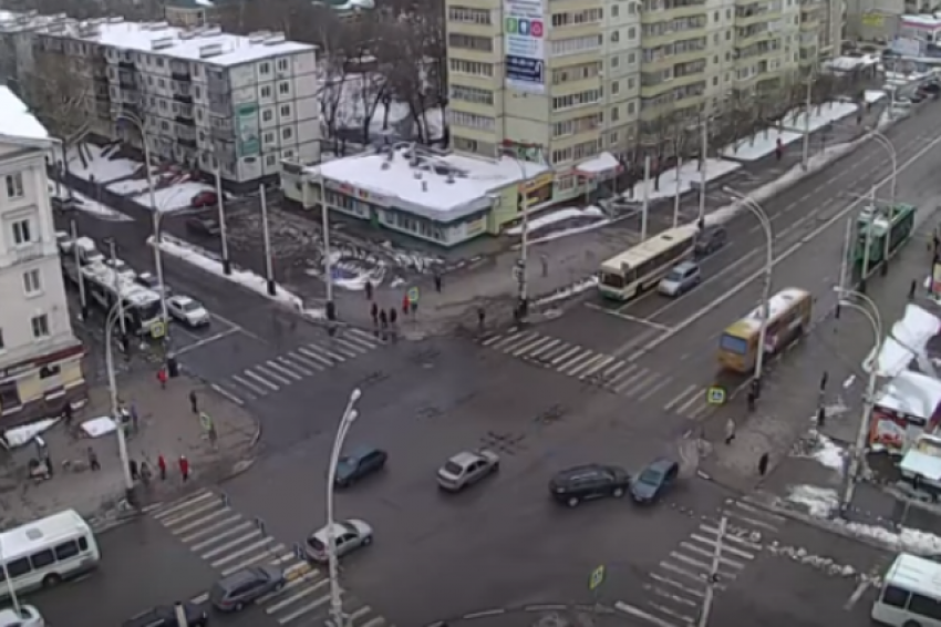 Видео очередного ДТП на перекрёстке Советской и Чичканова появилось в сети