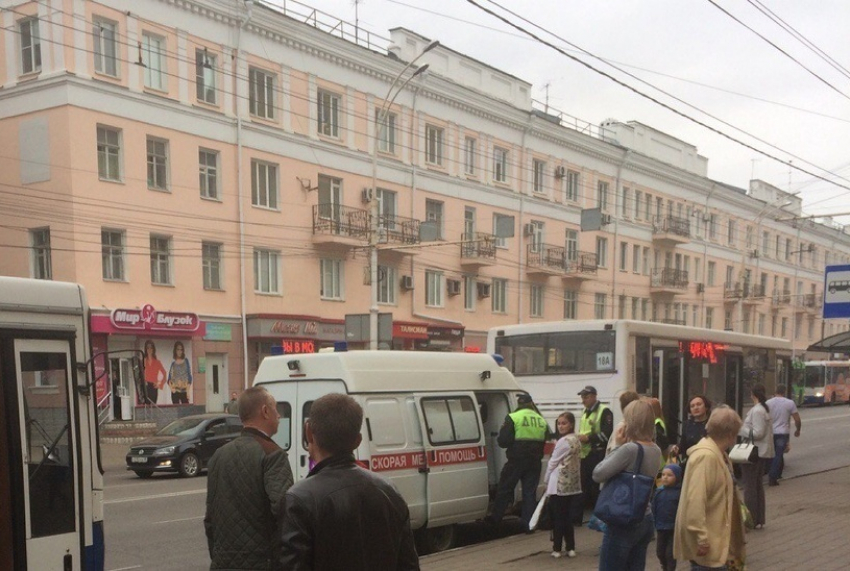 86-летняя пассажирка выпала из автобуса на Советской в Тамбове 