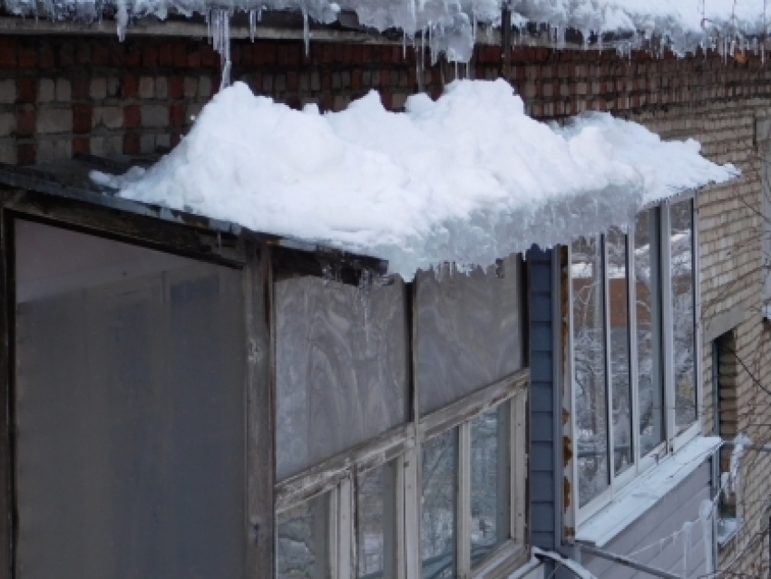 Кусок льда упал на ребенка с крыши в Мичуринске. Мальчик в больнице 