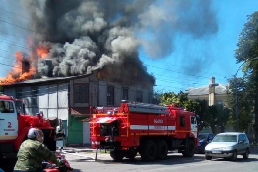 Проезд по Карла Маркса был перекрыт из-за горящего дома, который тушили пять пожарных расчётов 
