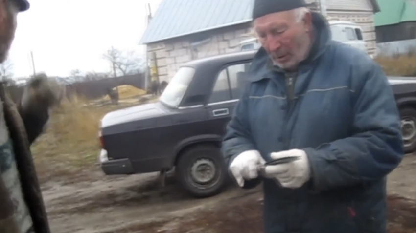 Жители села Царёвка жалуются на односельчанина, который кидается на них с ножом