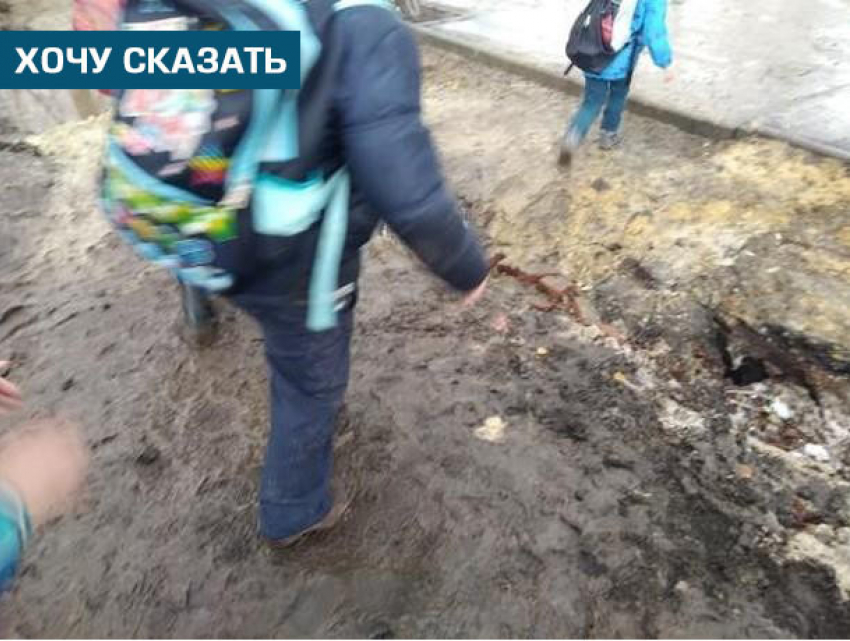 Магазин открылся, тротуар пропал: пешеходы на Астраханке пробираются по грязи 