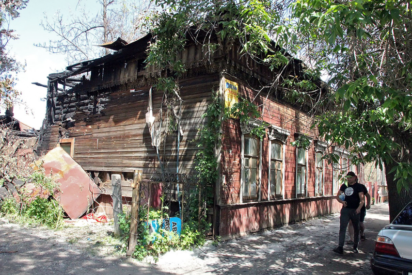 В центре Тамбова из-за тополиного пуха сгорел дом: двенадцать человек остались без жилья 
