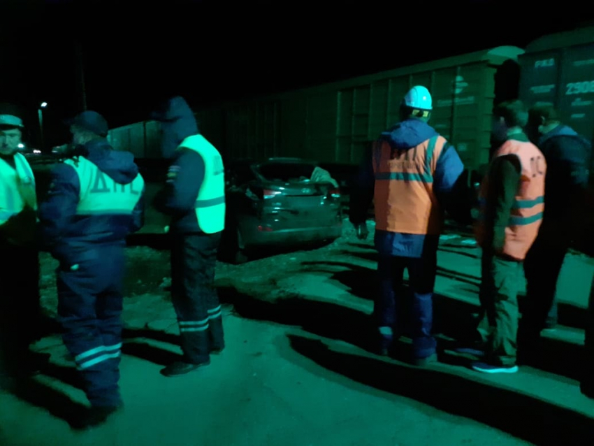 В Тамбовской области грузовой поезд врезался в автомобиль