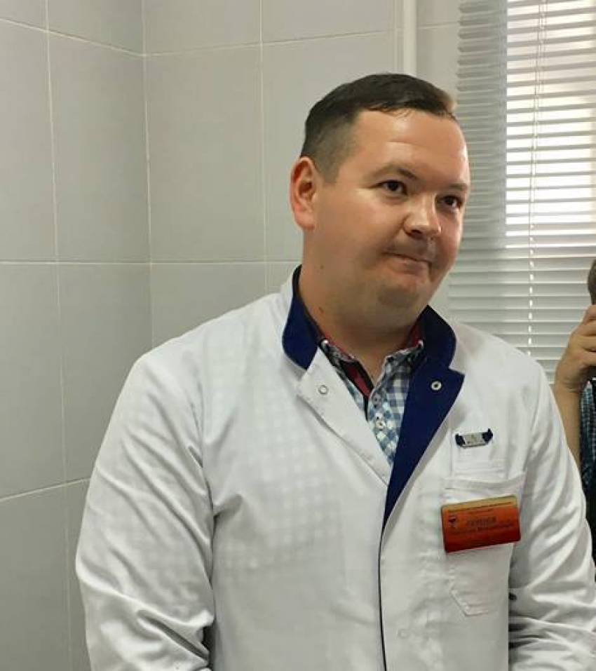 Акушер кирсановской больницы получил ключи от новой квартиры из рук губернатора