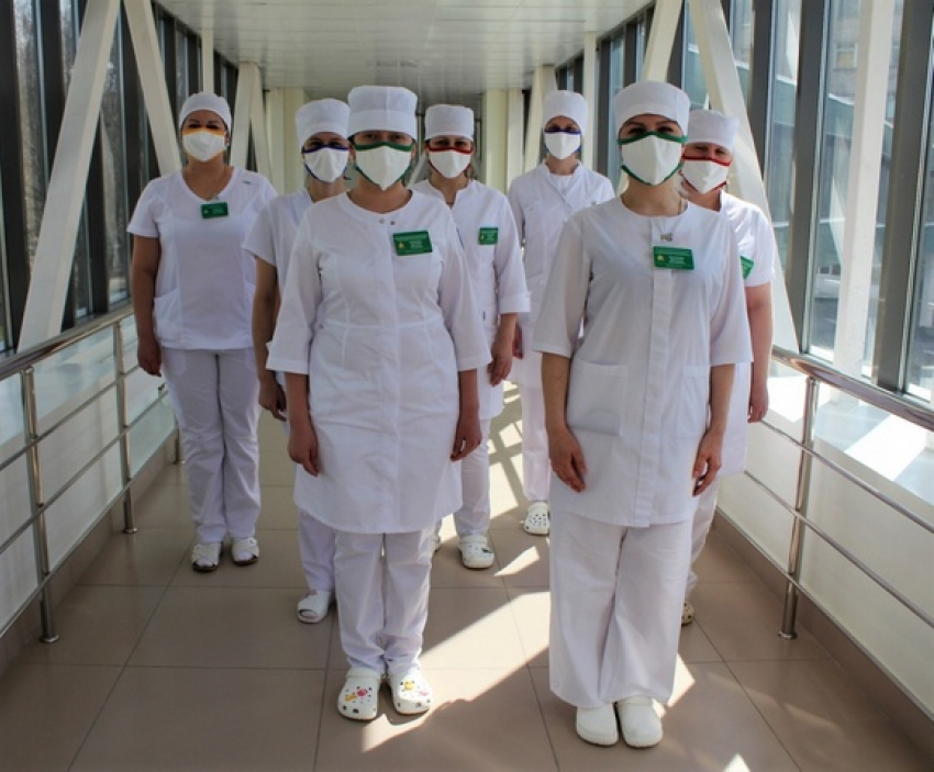 Медики областной детской больницы сами сшили себе маски