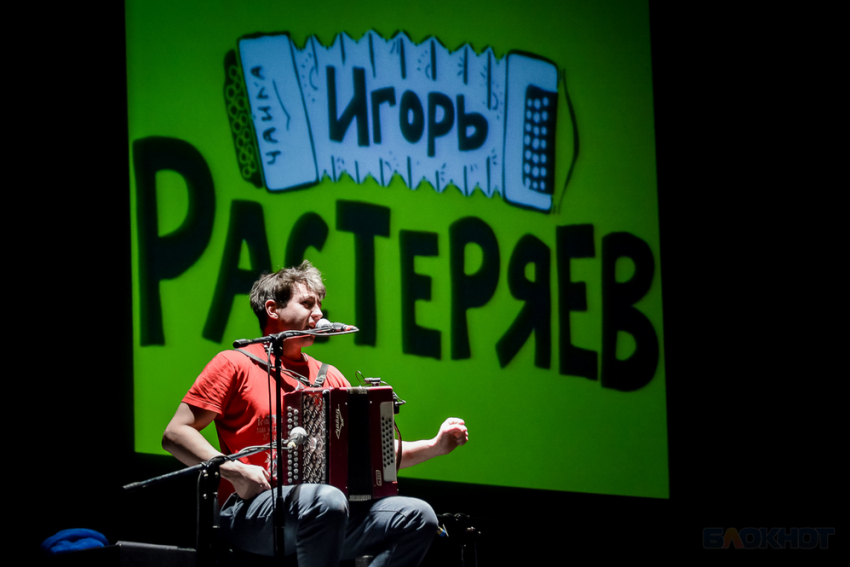 Игру на баяне с попаданием в сердце показал со сцены «Юбилейного» Игорь Растеряев 