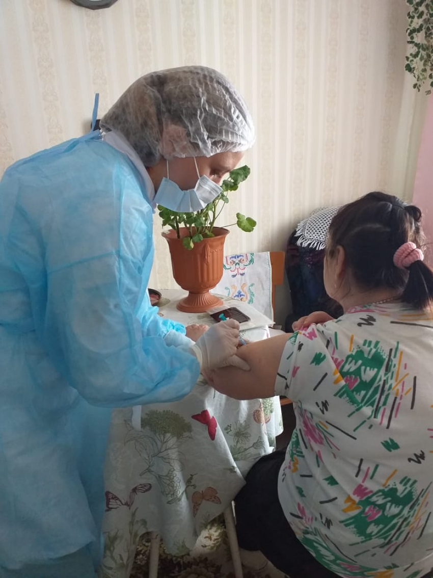 Пожилым тамбовчанам начали делать прививки от коронавируса на дому