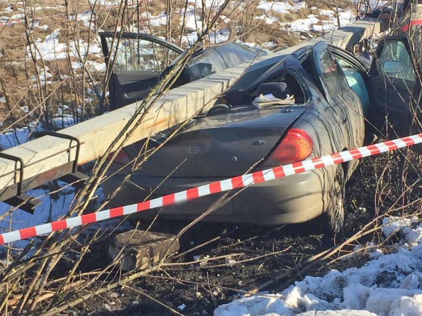 В Знаменском районе бетонный столб раздавил машину вместе с водителем