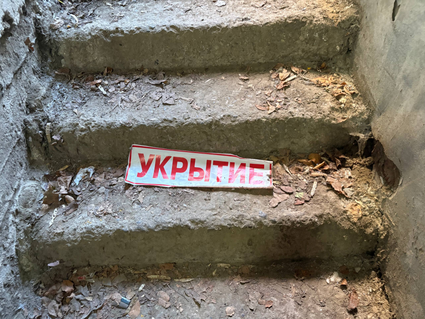 Жители дома на Карла Маркса несколько месяцев живут над канализационным «укрытием»