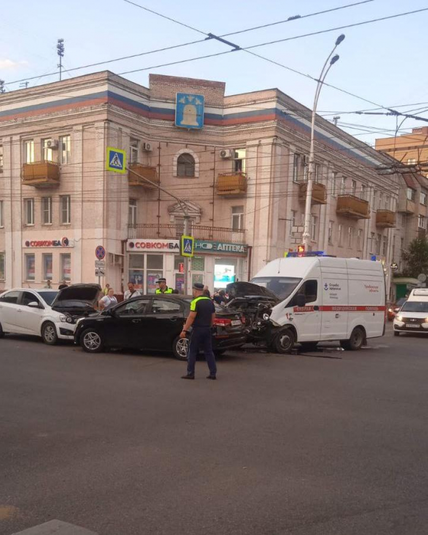 Скорая» с больным ребёнком попала в ДТП в центре Тамбова