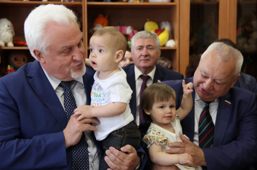 Депутаты областной думы в День защиты детей посетили Дом ребенка 