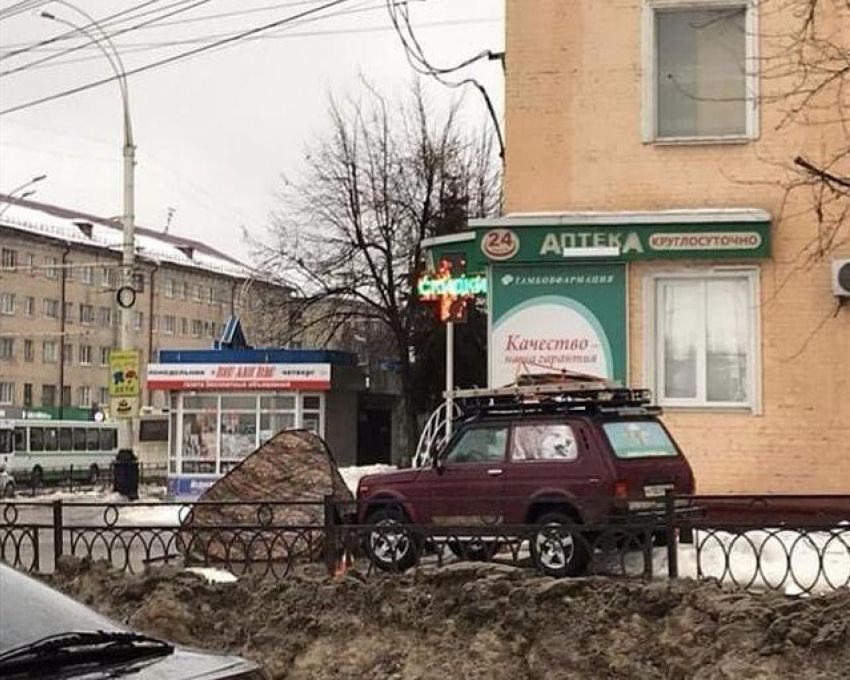 Туристы атакуют. Тамбовчане высказали предположение, зачем на Комсомольской площади в дождь установили туристическую палатку 