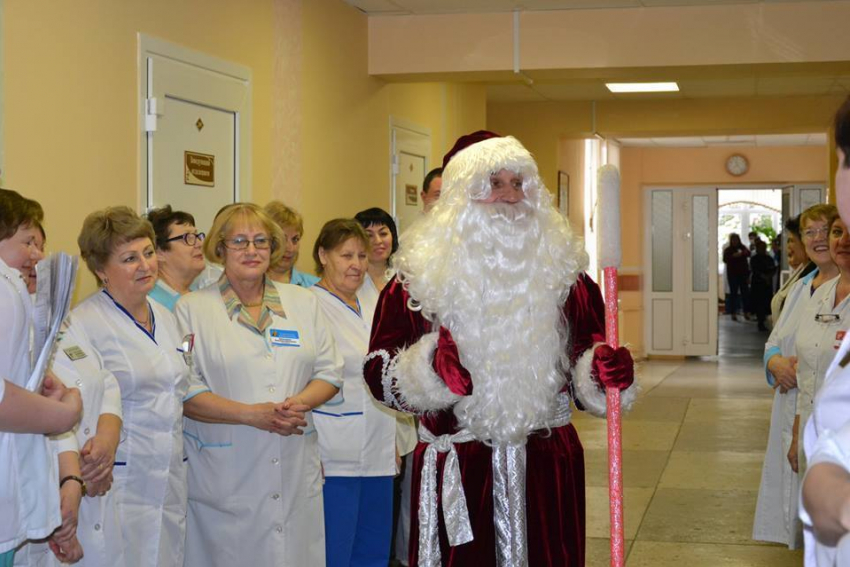 Дед Мороз пришел поздравить врачей городской больницы имени архиепископа Луки