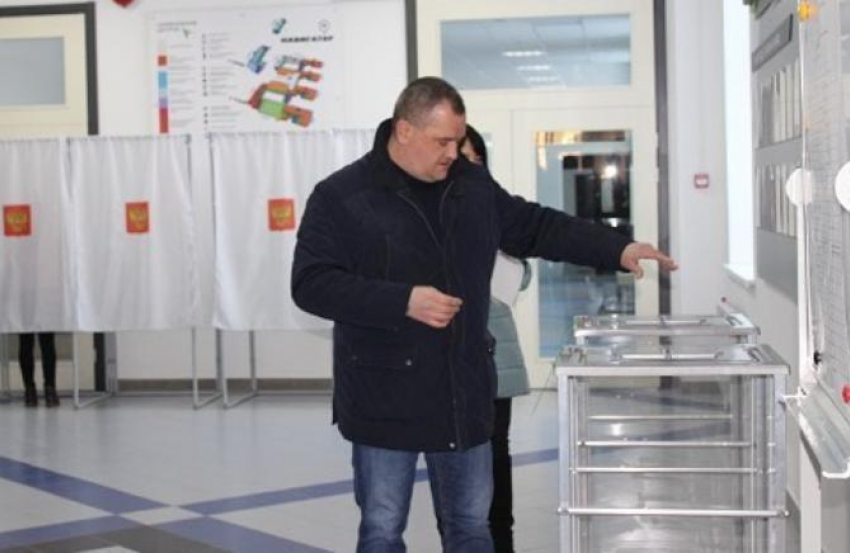 Первый вице-губернатор Тамбовской области Олег Иванов проголосовал в школе «Сколково» 