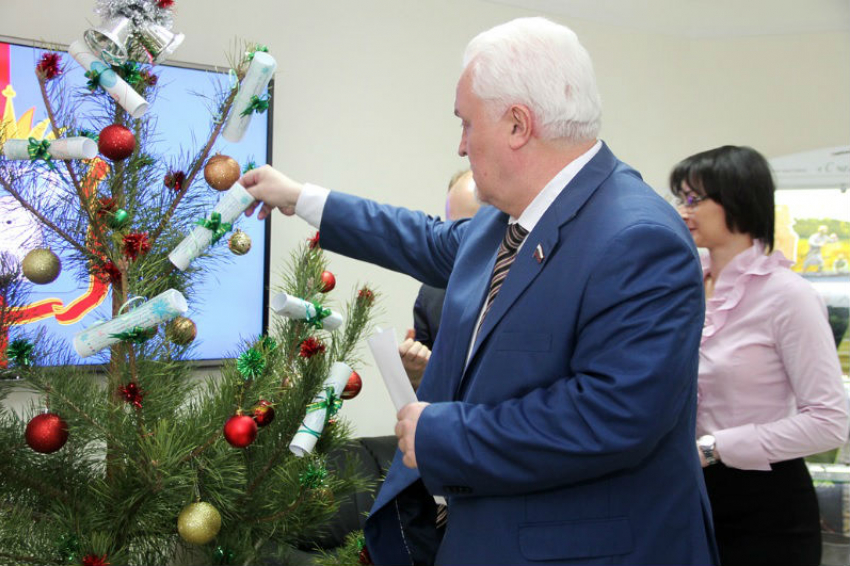 Тамбовские депутаты исполняют новогодние желания детей