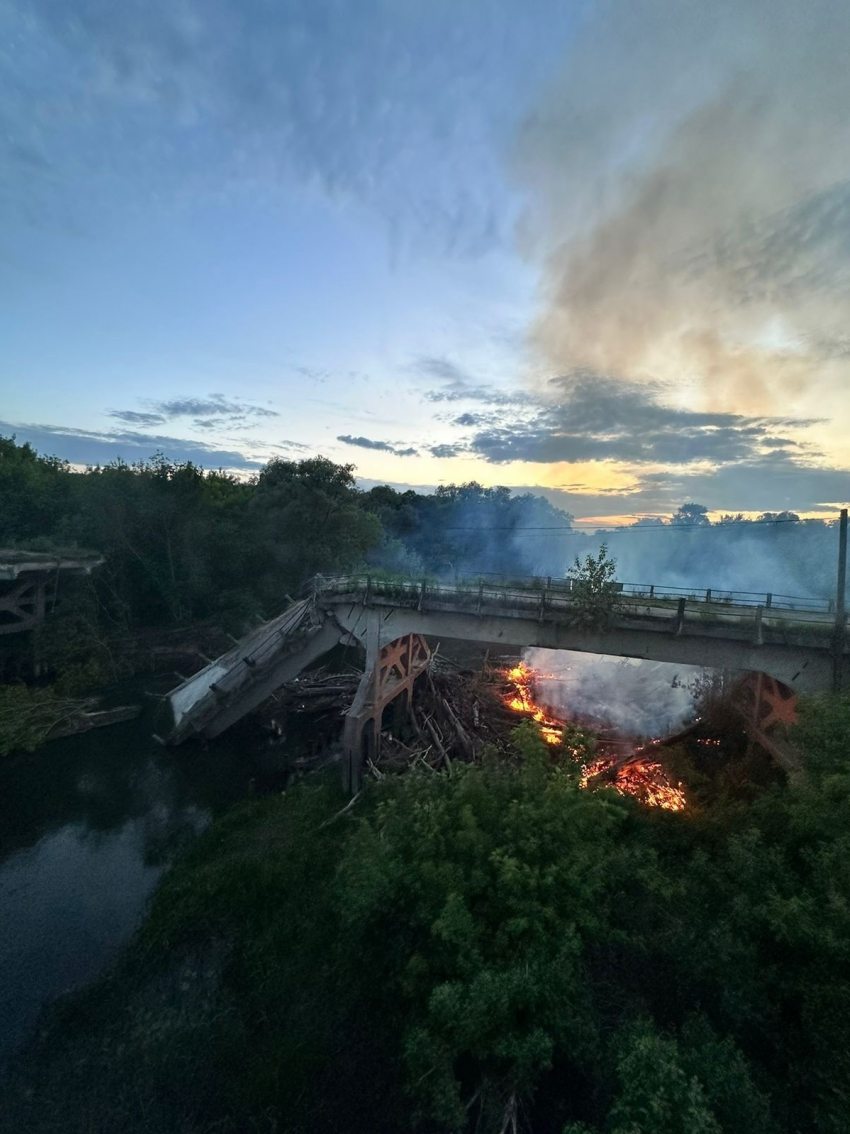 В Уварове под старым мостом загорелся мусор, скопившийся после паводка