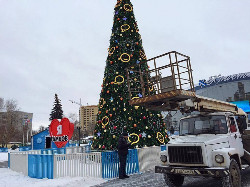 Тамбовский зеленхоз готовит Тамбов - Новогоднюю столицу России к предстоящим праздникам