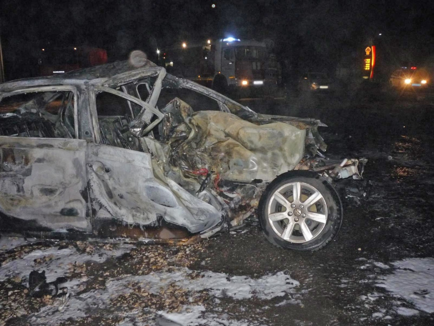 Пассажир иномарки сгорел на трассе в Кирсановском районе до приезда медиков: машина вспыхнула после столкновения с грузовиком 